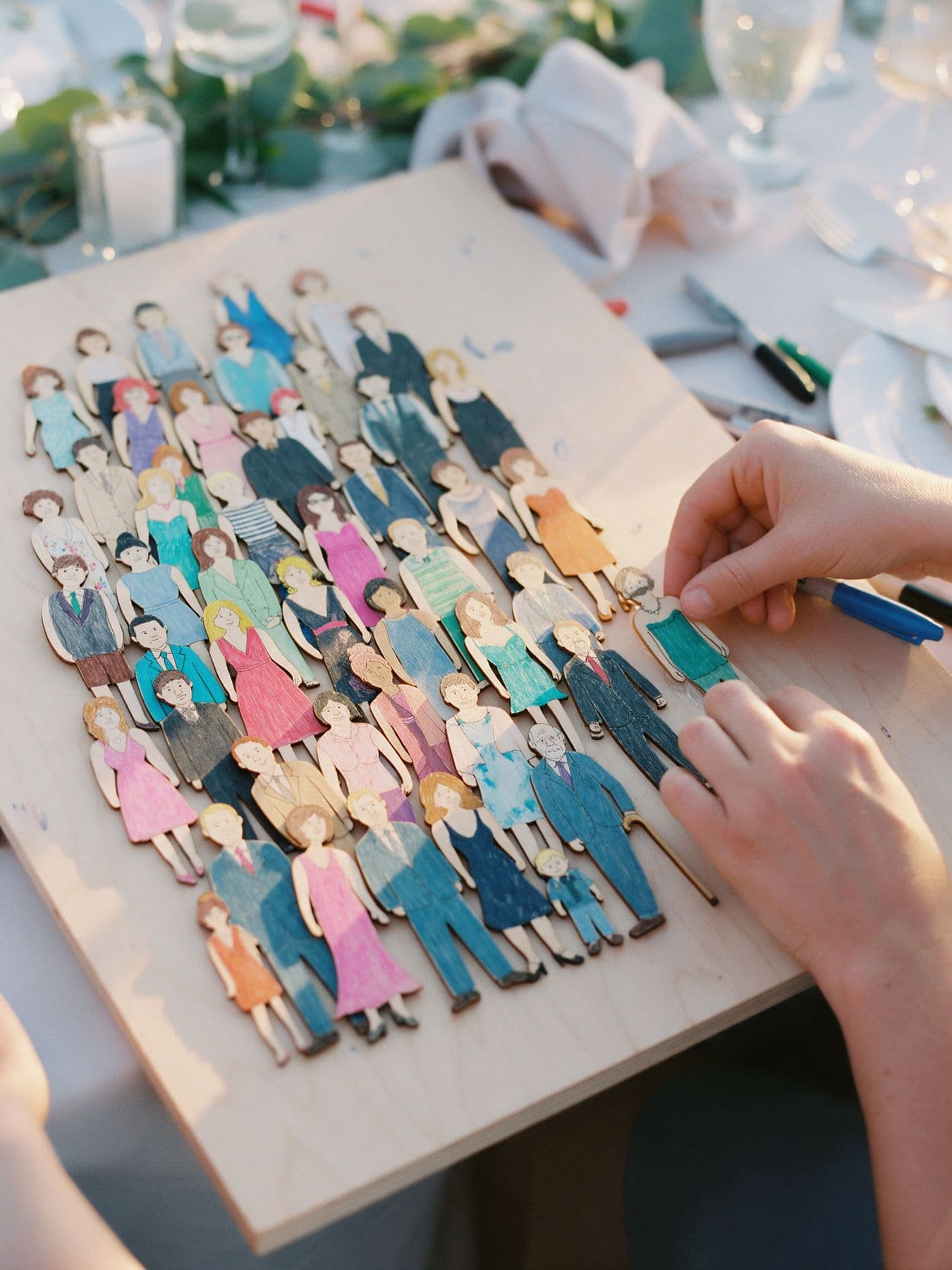 Une œuvre collective faite de petites silhouettes en bois coloriées par les invités.